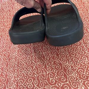 Oofos Ooah comfort slides/ recovery sandals